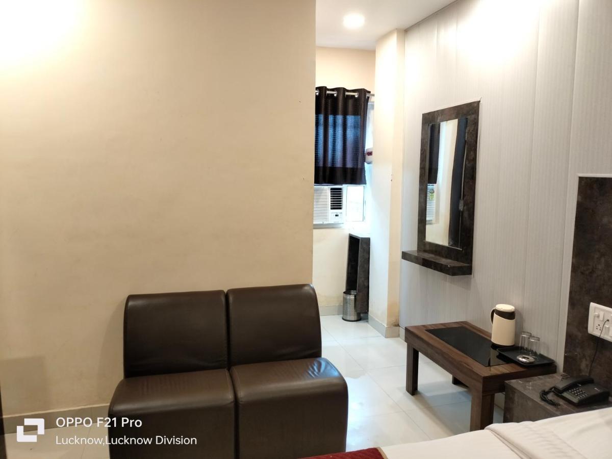 Hotel Kbs Lucknow Eksteriør bilde